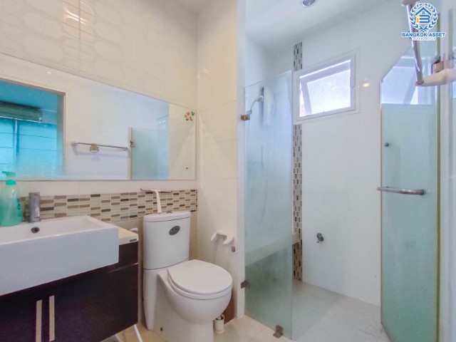 *****บ้านเดี่ยวมือสองย่านกรุงเทพฯ ม.เอ็นริช พาร์ค กาญจนาภิเษก เนื้อที่กว้างขวางมากถึง 118.30 ตร.ว. ฟังก์ชัน 4 ห้องนอน 4 ห้องน้ำ ที่จอดรถ 4 คัน บ้านสวย ทำเลดี พร้อมเข้าอยู่ บนทำเลแห่งการเดินทาง ใกล้รถไฟฟ้าสายสีน้ำเงิน "สถานีหลักสอง" และทางด่วน "ศรีรัช"